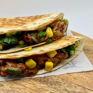 Кесадия с веган дърпано телешко