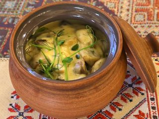 Пельмени с говядиной запеченные в грибным соусом