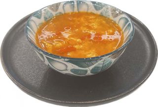 Zuppa con uova e pomodorini