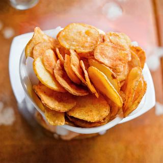 Chips con salsa cheddar