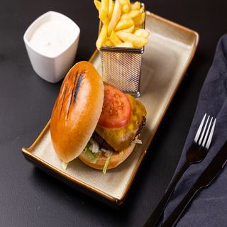 Classic Burger, cartofi prajiti si sos