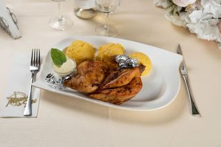 Pui la ceaun cu mămăliguță și mujdei