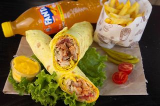 Донер сырный,фри,чесночный соус,напиток 0,5 л