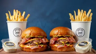 Dva standard double burgera sa slaninom + 2 pomfrita + 2 sosa