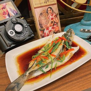 502 Branzino al vapore alla salsa di soia aroma di cipollotti 葱油鲈鱼