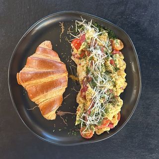 Scrambled Eggs with Grilled Tomatoes and Paprika