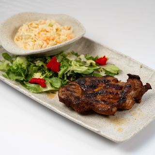 Ceafă de porc la grătar cu salata coleslaw