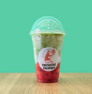 Iced fresa matcha latte