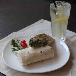 Салат «Цезарь» с курицей в лаваше