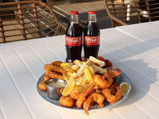 Креветки в хрусткій паніровці з соусом айолі-кімчі, хрусткі кільця атлантичного кальмара з соусом «тартар», картопляні діпи та 2 «Кока-Кола» (450/220/500g)