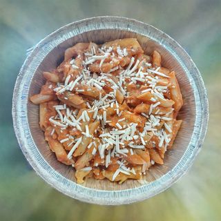 Macarrones con huevo, atún, tomate y queso