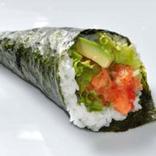 Spicy salmon temaki