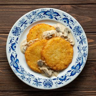 Деруни з соусом із білих грибів