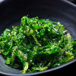 Chuka alge sa sosom od orašastih plodova