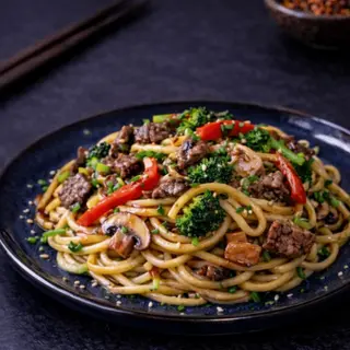 Udon z wołowiną i świeżymi warzywami