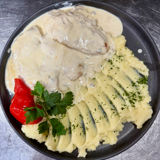 Pui in sos de gorgonzola cu piure de cartofi