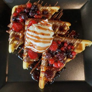 Waffle sa šumskim voćem