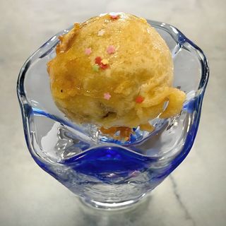 Helado frito con miel