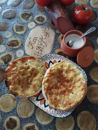 Lepinja sa jajetom i kajmakom