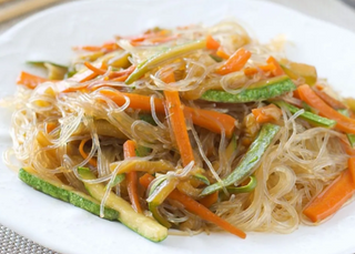 Spaghetti di soia saltato con manzo
