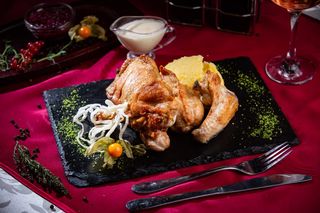 Pui la ceaun cu mamaliguta si mujdei