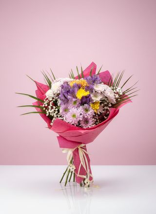 Букет с алстомерии и хризантеми.