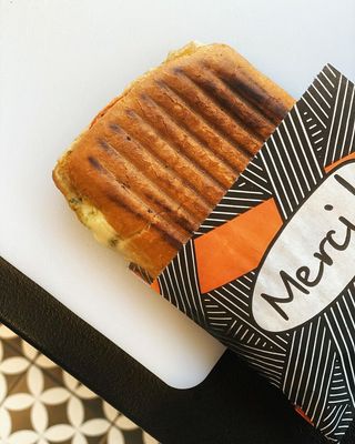 Паніні з тунцем біла булочка