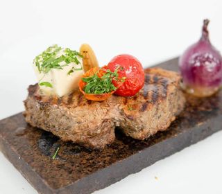 Mușchiuleț vită pe piatră încinsă cu legume