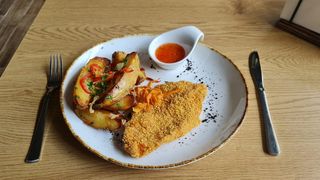 Snitel in Crusta Nachos cu Cartofi la Cuptor