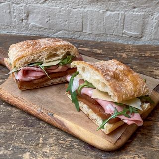 Bocadillo de mortadela de Bolonia