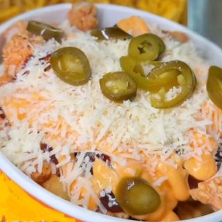  estilo bùfalo patata fritas 烧烤汁 融化奶酪.辣椒