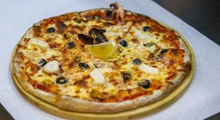 პიცა ზღვის პროდუქტებით