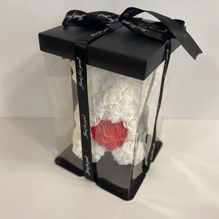 miś biały z serduszkiem z róż czerwonych.