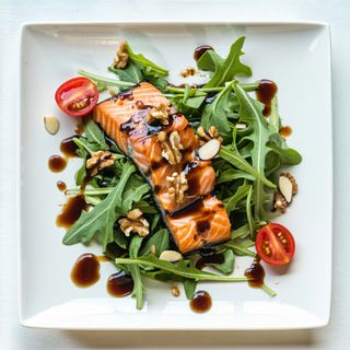 Ensalada De Salmón Con Vinagreta De Frutos Secos