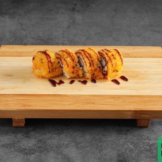 Uramaki atún y aguacate con queso tempurizado (8 pzs.)