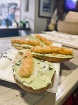 Брускети с авокадо мус, хрупкава скарида и пармезан