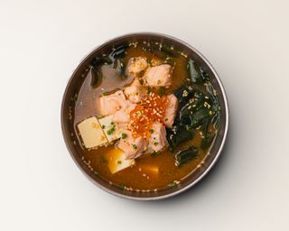Sopa De Miso Con Tofu, Salmón E Ikura