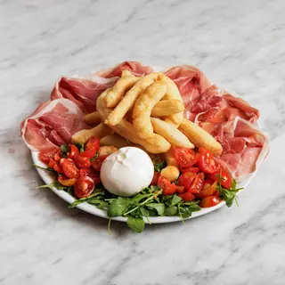 Chiacchiere con crudo, burrata d'Andria, rucola e pomodorini