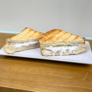 SÁNDWICH JAMÓN, PESTO Y BURRATA 