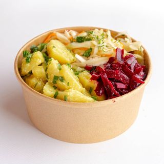 Buraczki, sałatka ziemniaczana, biała kapusta