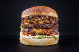 Двоен чийзбургер с картофки и Coca-cola