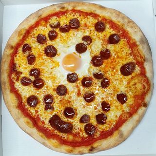 Pizza Con Embutido País (33 Cm.)