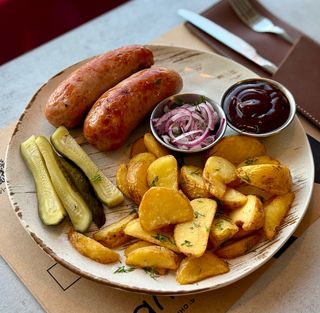 Баварські ковбаски з картоплею по-селянськи