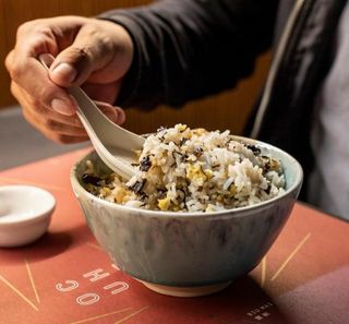 Arroz frito con setas y bambú