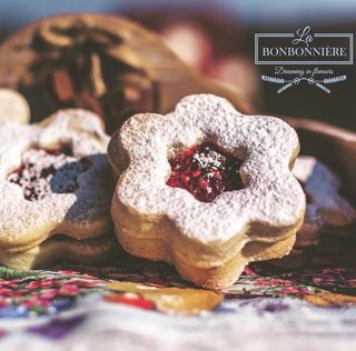 Biscuiti decupati si umpluti cu dulceata de zmeura