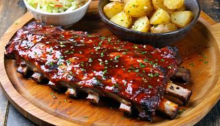 Coaste de porc cu sos bbq si cartofi aurii 500g