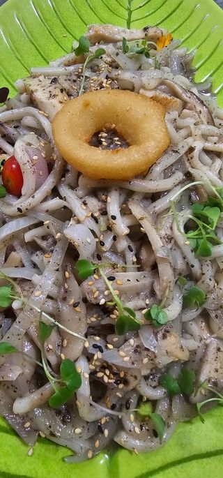 Wok udon noodles de pollo,setas y trufa