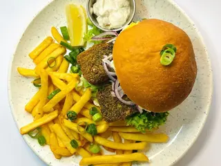 FISZ BURGER Z FRYTKAMI