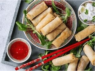 Sajgonki z frytkami i surówką