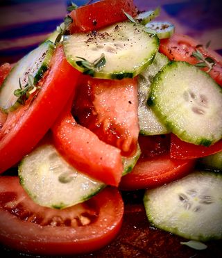 Salata de rosii si castraveti